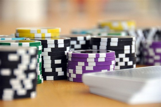 All-in – Pokerchips auf dem Tisch