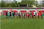 Fairer Handshake vor der Partie zwischen dem FC Coburg in
roten und dem SK Lauf in grünen Trikots.