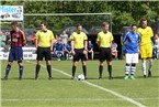 Das tadellose Schiedsrichtergespann um Manuel Steigerwald (Mi.) mit beiden Kapitänen Marcel Kutzelmann vom 1. FC Oberhaid und Tobias Keilwerth von der TuS Feuchtwangen.