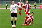 Der FC Coburg war um die Entscheidung bemüht: Alexander Böhm (vo.) treibt den Ball nach vorne, nachdem er Florian Geldner (am Boden) hat aussteigen lassen.