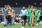 Schiedsrichter Nico Nitsche (SV Neuses) führt beide Teams auf das Feld. Die Hausherren spielten in grün, die Gäste in Grau. 