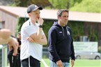 Skeptische Gesichter beim Deichselbacher Trainer-Duo um Marcel Gliese (li.) und Juan Bermudez Catalan beim Zwischenstand von 0:2.