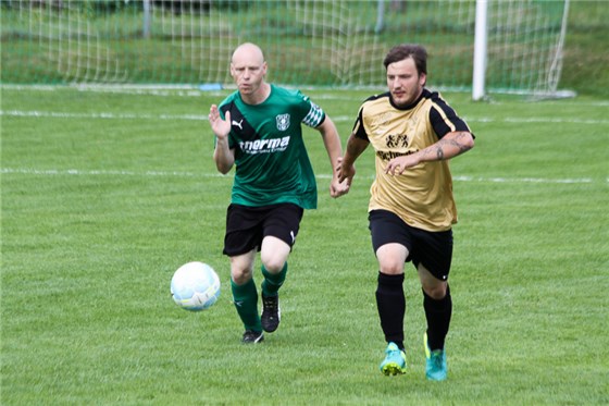 Sturmführer Nino Lassek machte der SV-Abwehr hier in Form von Felix Werner das Leben schwer.