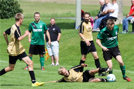Saubere Abwehrarbeit. Sebastian Lottes mit sauberer Grätsche gegen Martin Degel (grün).