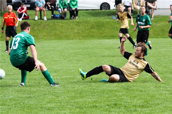 Im letzten Moment den Ball weggespitzelt von Nino Lassek (bronze).